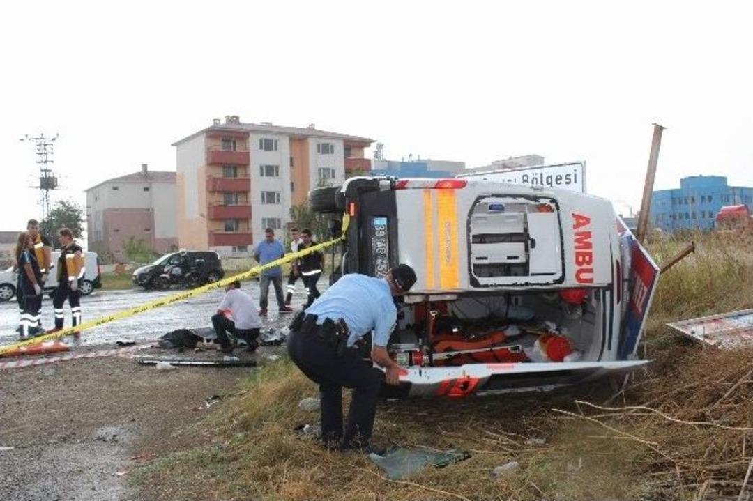 Ambulans Takla Attı: 1 &Ouml;l&uuml;, 3 Yaralı