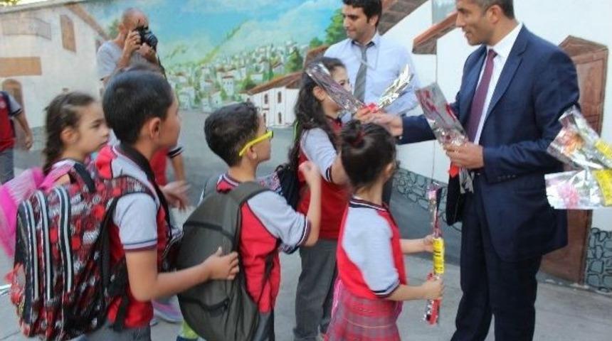 Minib&uuml;s&ccedil;&uuml;ler Odası Başkanı &Ouml;ğrencilere Karanfil Dağıttı
