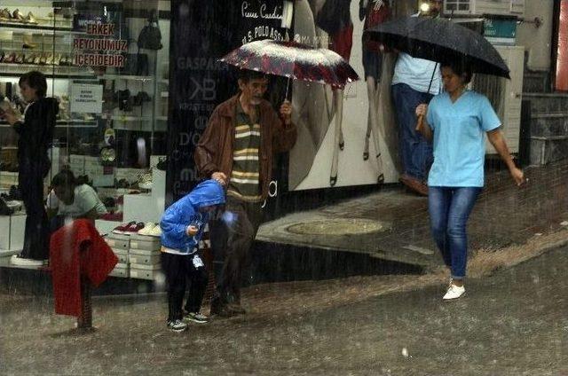 Aniden Bastıran Yağmur Bandırmalılara Zor Anlar Yaşattı