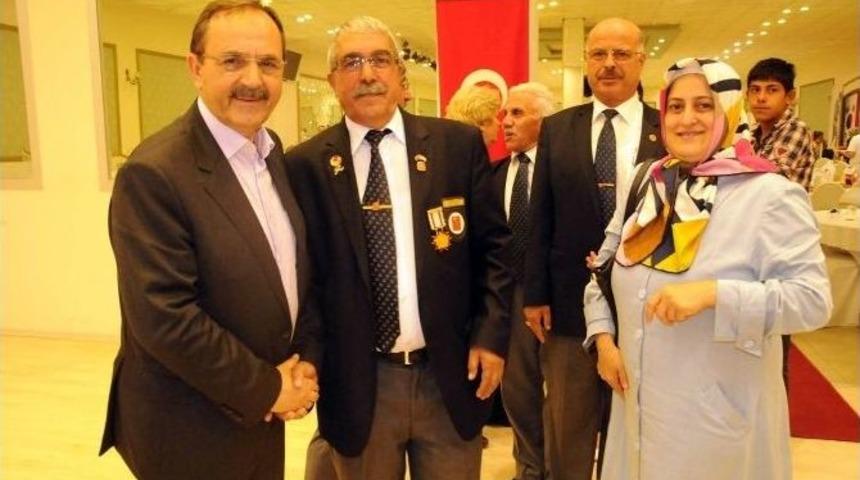 Başkan Şahin, Gaziler Ve Şehit Ailelerini Yemekte Ağırladı