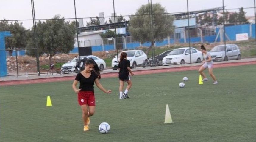 Didim&rsquo;in İlk Kadın Futbol Takımı 3. Lig&rsquo;e Hazırlanıyor