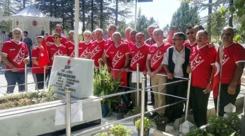 33 Yıllık Asker Arkadaşları, Şehit &Ouml;mer Halisdemir&rsquo;in Mezarında Buluştu