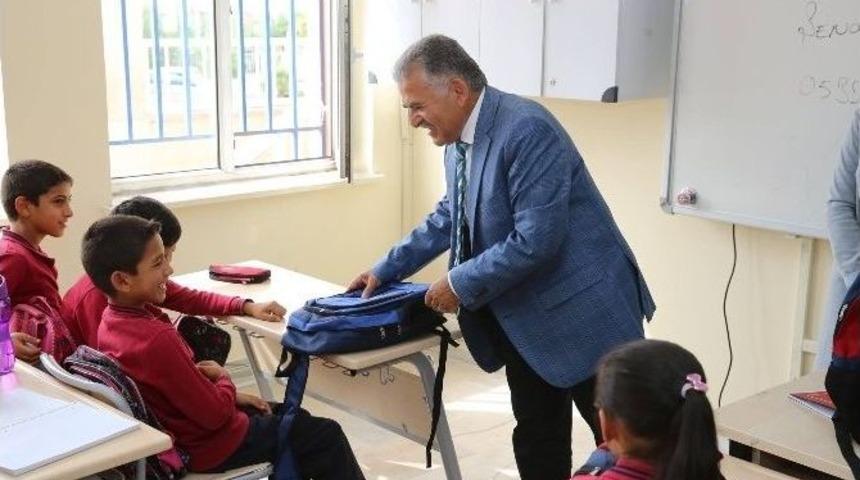 Melikgazi B&ouml;lgesindeki İlk&ouml;ğretim Okullarında Kırtasiye Ve &Ccedil;anta Yardımı