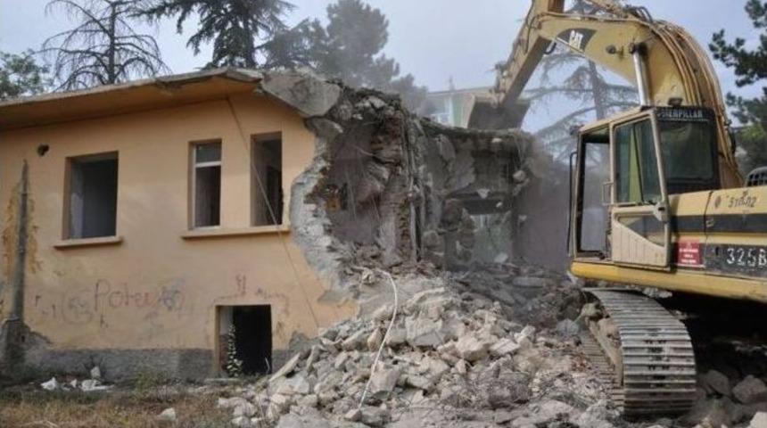 S&ouml;ğ&uuml;t&rsquo;te Uzun Zamandır Boş Olan Eski Sağlık Ocağı Ve Lojman Binalarının Yıkımına Başlanıldı