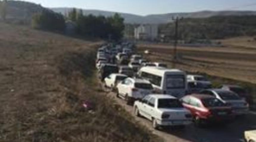 Okul Yolunda Trafik Kilitlendi