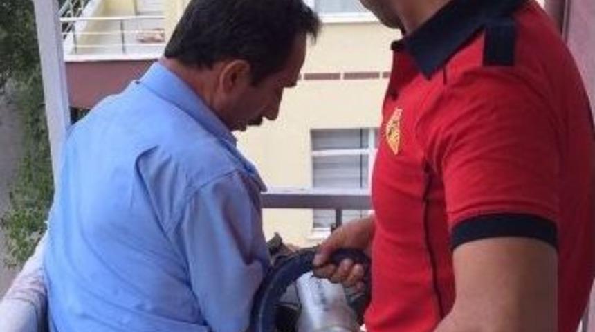 Oyun Oynarken Kafasını Balkon Demirlerine Sıkıştırdı