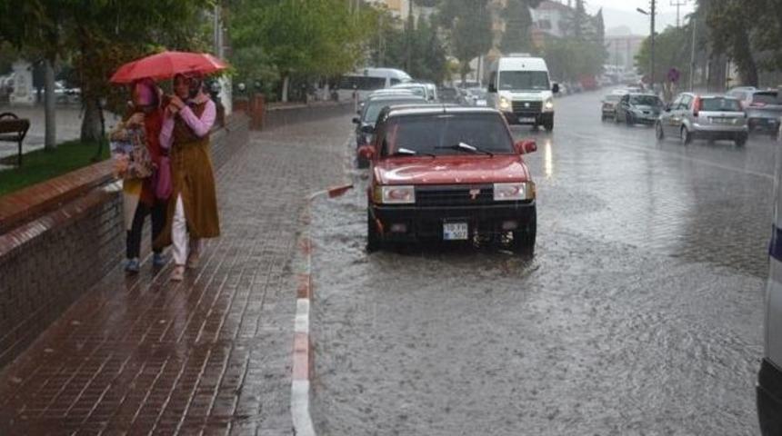 Bigadi&ccedil;&rsquo;te Vatandaşlar Yağmura Hazırlıksız Yakalandı