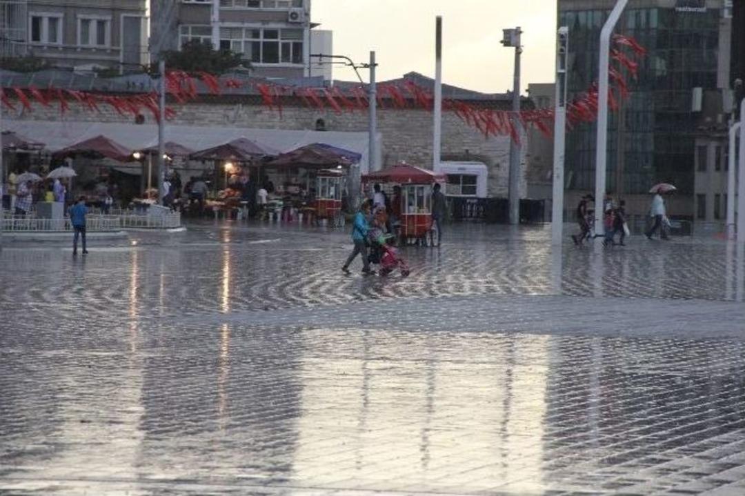 Taksim&rsquo;de Vatandaşlar Yağmura Hazırlıksız Yakalandı