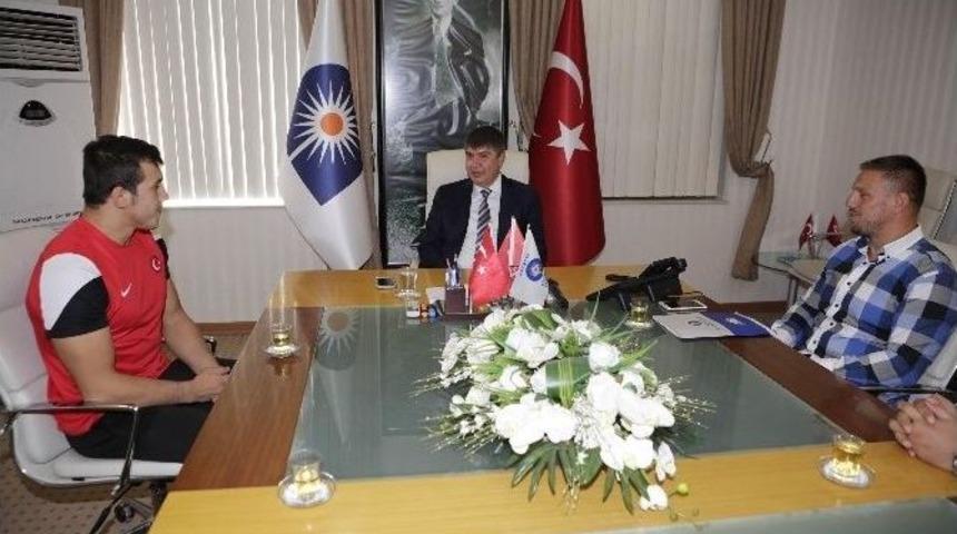 T&uuml;rel&rsquo;den, Milli G&uuml;reş&ccedil;i Nail Seyyar&rsquo;a Cumhuriyet Altını