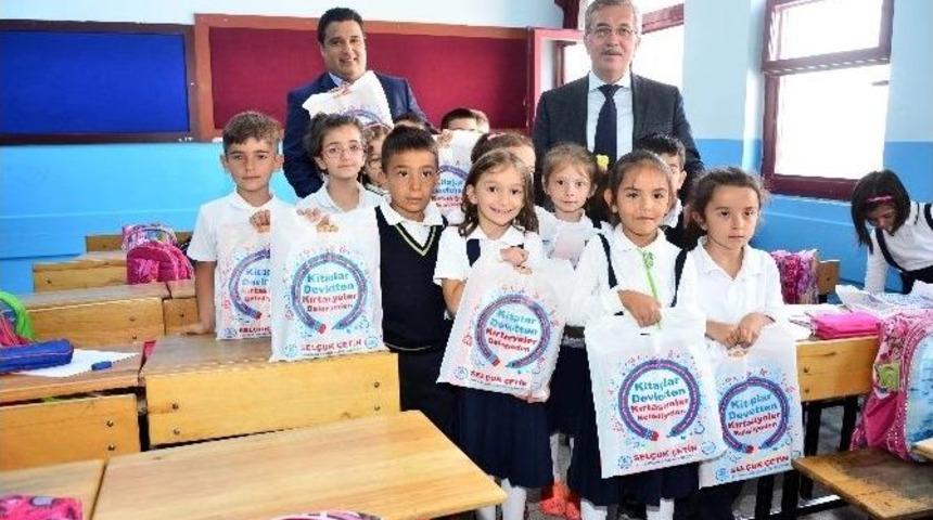 Pursaklar Belediyesi 26 Bin &Ouml;ğrenciye Kırtasiye Paketi Dağıttı