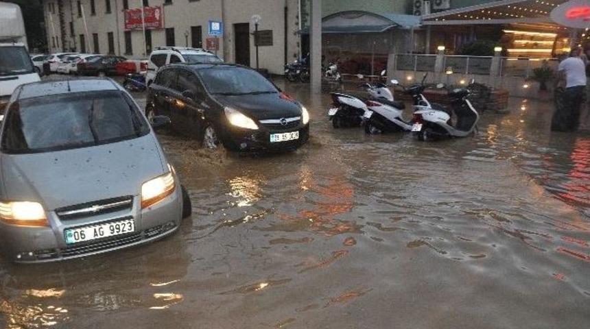İzmir&rsquo;i Sağanak Vurdu