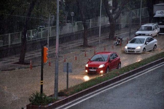 İzmir’i Sağanak Vurdu