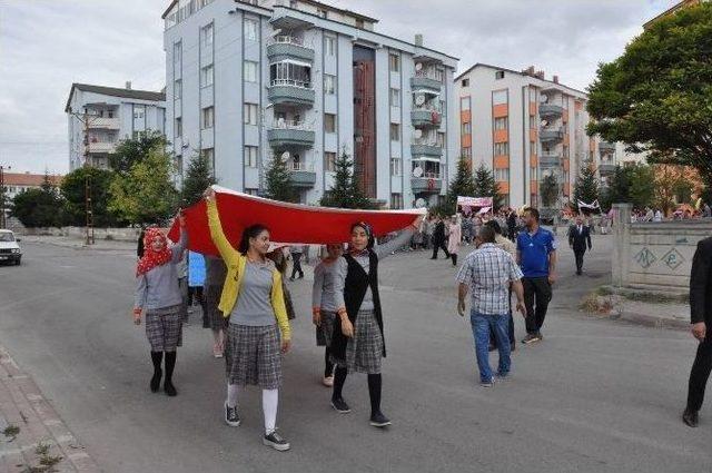 Sorgun’da Minik Öğrenciler Demokrasi Şehitleri İçin Yürüdü