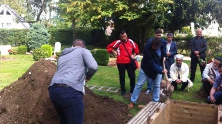 Merhum Erdeniz, M&uuml;sl&uuml;man Mezarlığına Defnedildi