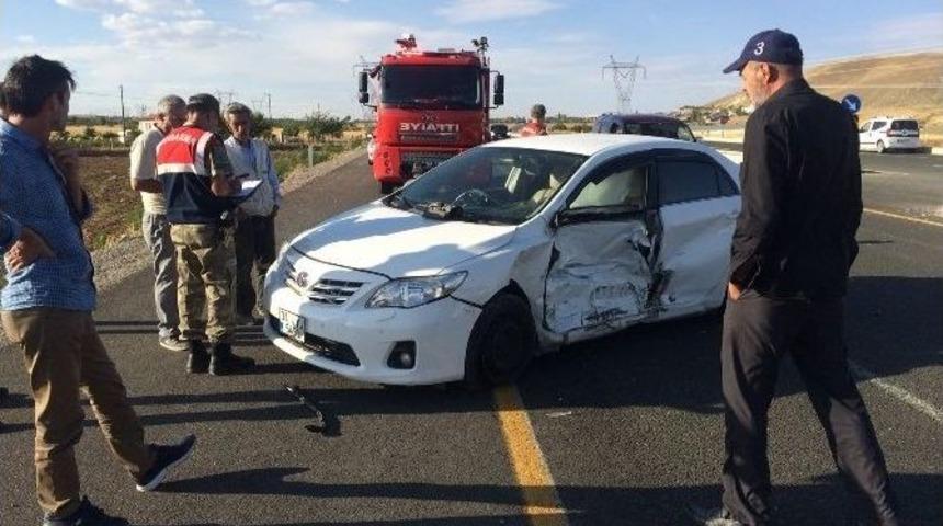 Elazığ&rsquo;da Otomobil İle Kamyonet &Ccedil;arpıştı: 3 Yaralı