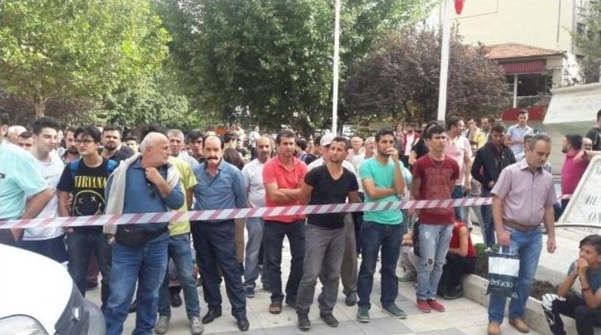 Cinnet Getiren Şahıs Kendini Fal&ccedil;atayla Kesti