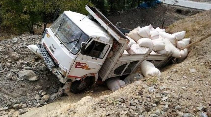 Saman Y&uuml;kl&uuml; Kamyon Takla Attı: 1 Yaralı