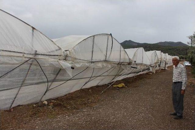 Kumluca’da Rüzgar Seralara Zarar Verdi