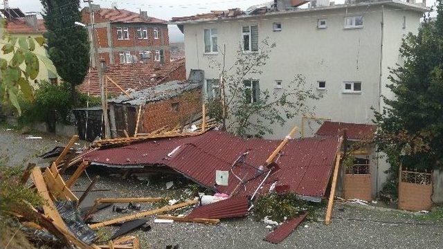 Tosya’da Fırtına Evlerin Çatısını Uçurdu, 1 Kişi Yaralandı