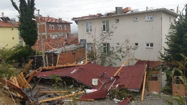 Tosya’da Fırtına Evlerin Çatısını Uçurdu, 1 Kişi Yaralandı