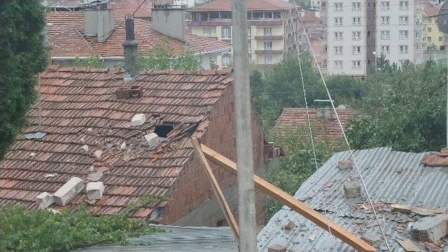 Tosya’da Fırtına Evlerin Çatısını Uçurdu, 1 Kişi Yaralandı