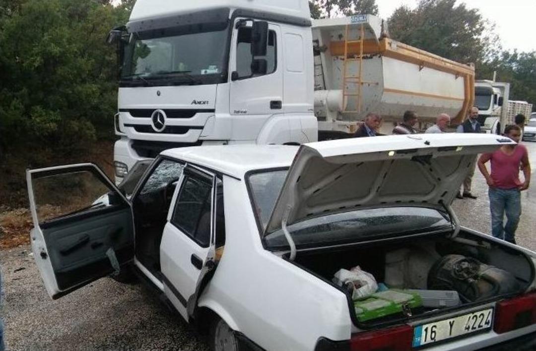 Hafriyat Kamyonu İle Otomobil &Ccedil;arpıştı: 1 &Ouml;l&uuml;, 1 Ağır Yaralı