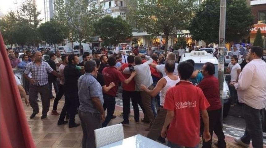 &Ccedil;erkezk&ouml;y&rsquo;de Taşlı Sopalı Kavga: 3 Yaralı