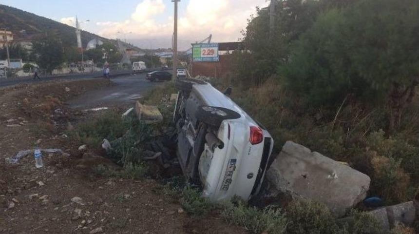 S&ouml;ke&rsquo;de Yenidoğan Kavşağında Otomobil Yan Yattı