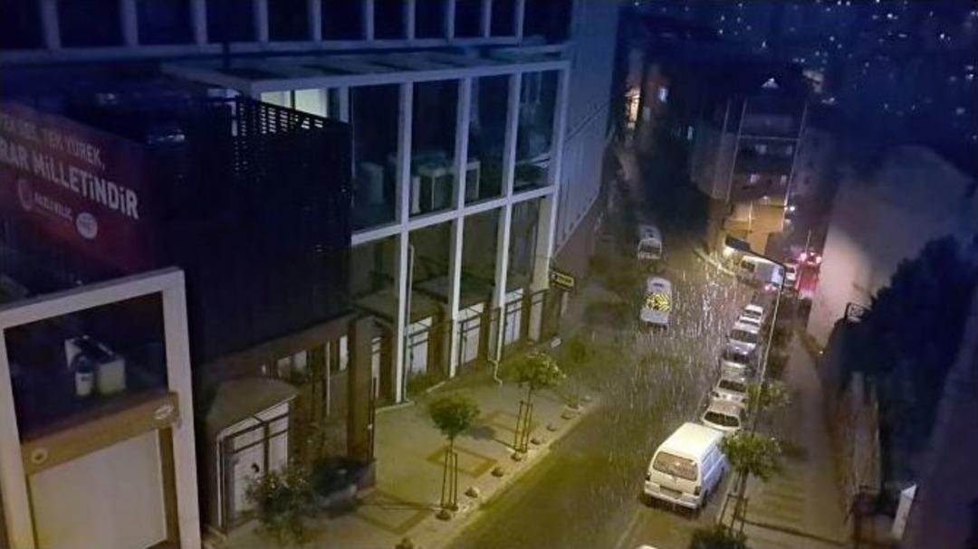 İstanbul&rsquo;da Şimşekler G&ouml;ky&uuml;z&uuml;n&uuml; Aydınlattı