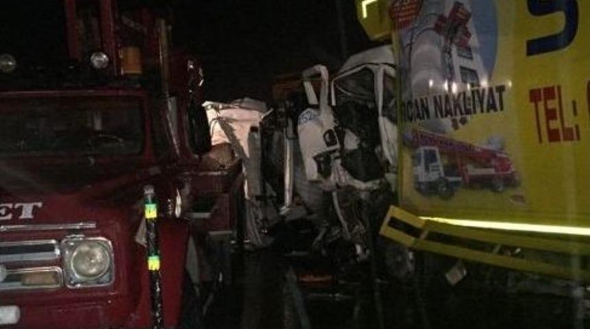 Afyonkarahisar&rsquo;da Trafik Kazası: 3 &Ouml;l&uuml;, 5 Yaralı