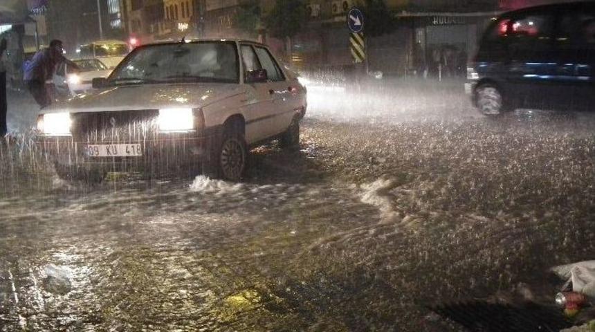 Aydın&rsquo;da Sağanak Yağış Trafiği Dururdu