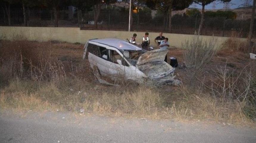 Takla Atan Otomobil Alev Aldı: 3 Yaralı
