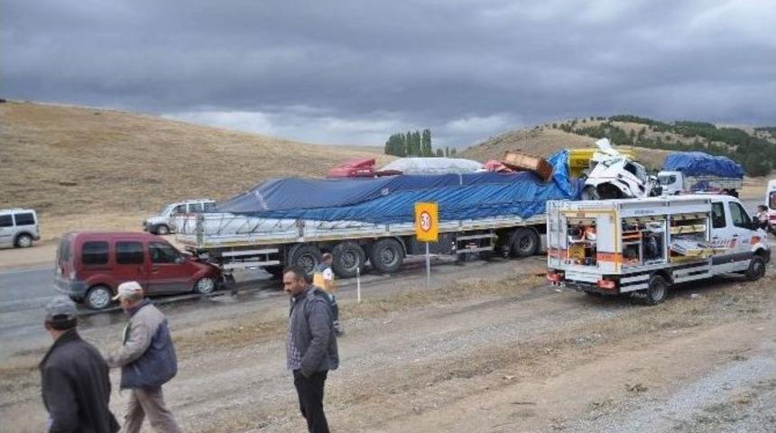 Afyonkarahisar&rsquo;da Trafik Kazası: 3 &Ouml;l&uuml;, 5 Yaralı
