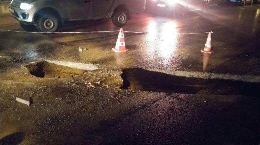 Başkent&rsquo;te Sağanak Yağış Nedeniyle Yolda &Ccedil;&ouml;kme Meydana Geldi