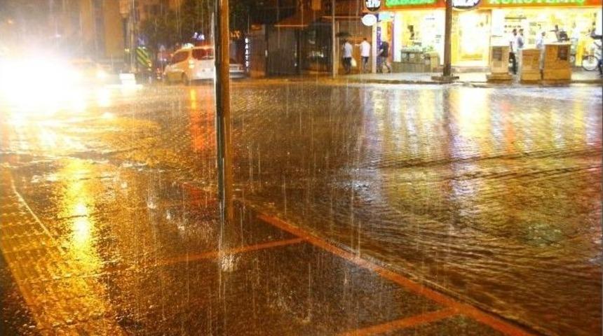 Aydın Yağmura Teslim Oldu, Cadde Ve Sokaklar Dereye D&ouml;nd&uuml;
