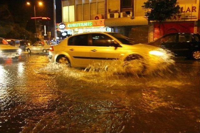 Aydın Yağmura Teslim Oldu, Cadde Ve Sokaklar Dereye Döndü