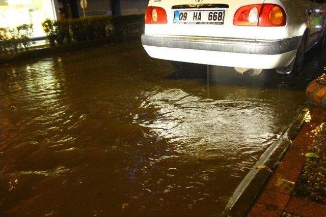 Aydın Yağmura Teslim Oldu, Cadde Ve Sokaklar Dereye Döndü