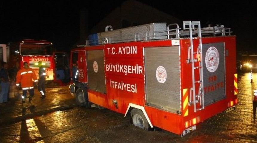 Yollar &Ccedil;&ouml;kt&uuml;, İtfaiye Ve Temizlik Kamyonu Yola Saplandı