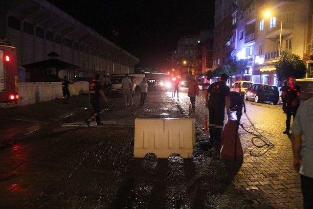 Yollar Çöktü, İtfaiye Ve Temizlik Kamyonu Yola Saplandı