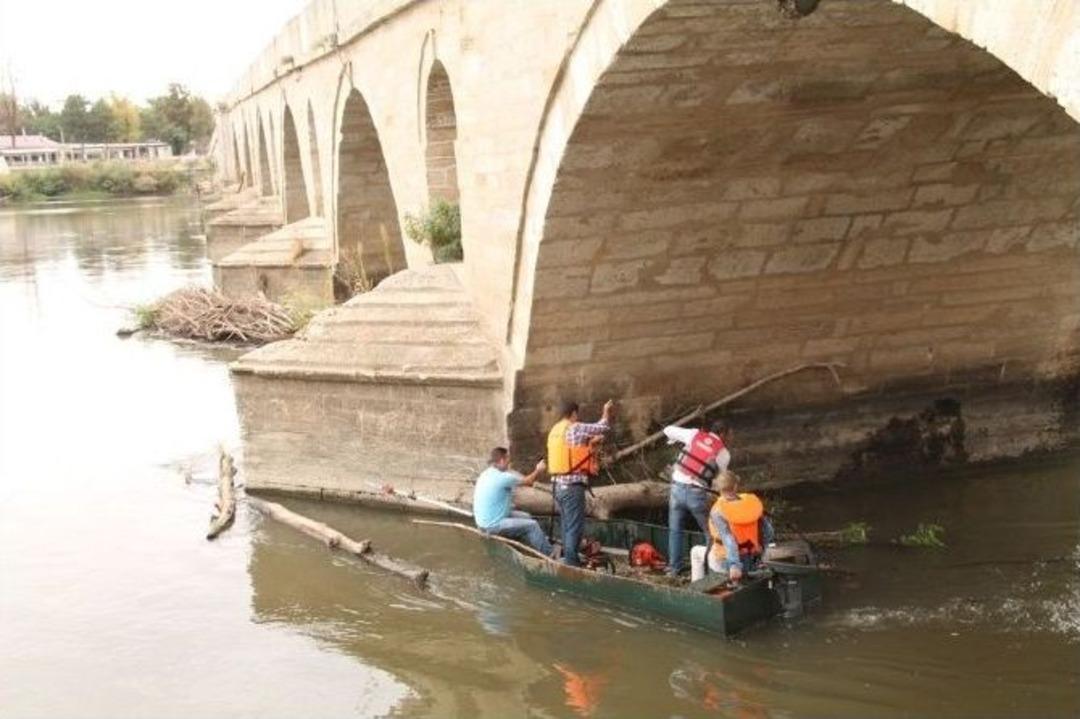 Meri&ccedil; K&ouml;pr&uuml;s&uuml; Ayakları Edirne Belediyesi Tarafından Temizlendi
