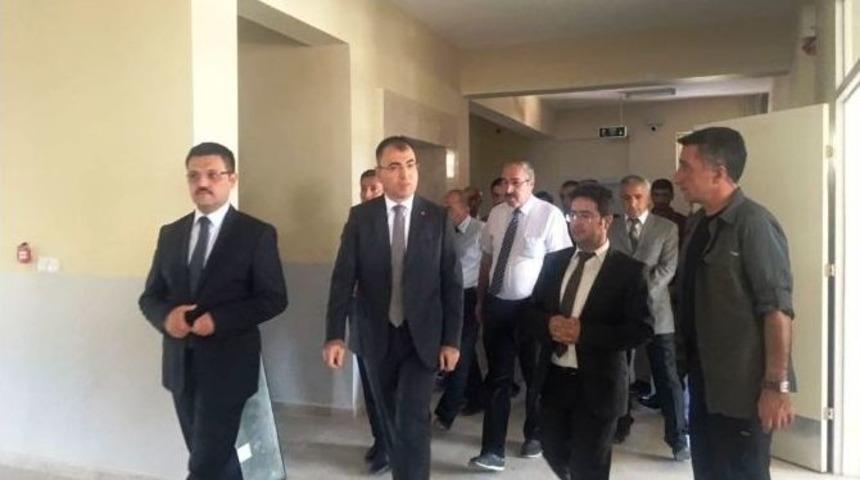 Vali Toprak Okulda İnceleme Yaptı