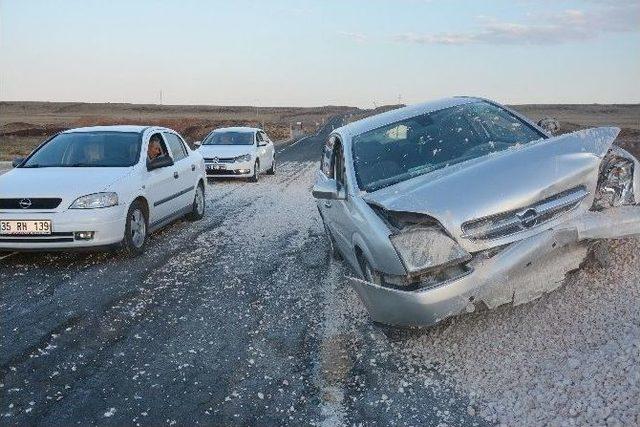 Kontrolden Çıkan Otomobil Mucura Çarparak Durabildi