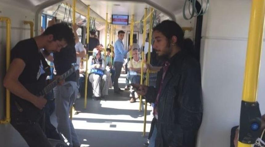 Metroda Yolcuları Şaşkına Uğratan Konser