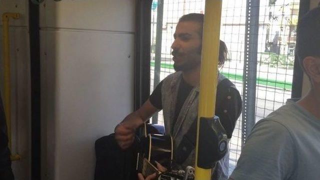 Metroda Yolcuları Şaşkına Uğratan Konser