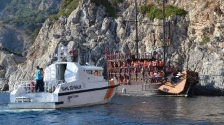 Korsan Gezi Teknesi Kayalıklara &Ccedil;arptı