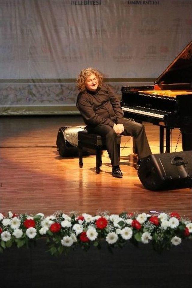 Tuluyhan Uğurlu Ahmet Yesevi Üniversitesi’nde Konser Verecek