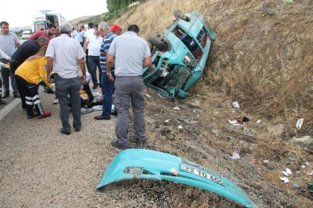 Elazığ&rsquo;da Minib&uuml;s Kaza Yaptı, 2 Hemşire &Ouml;ld&uuml;, 12 Kişi Yaralandı