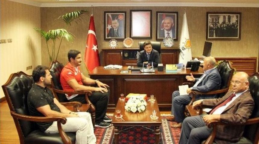 Milli G&uuml;reş&ccedil;i Taha Akg&uuml;l&rsquo;den Ak Parti Ankara İl Başkanlığı&rsquo;na Ziyaret