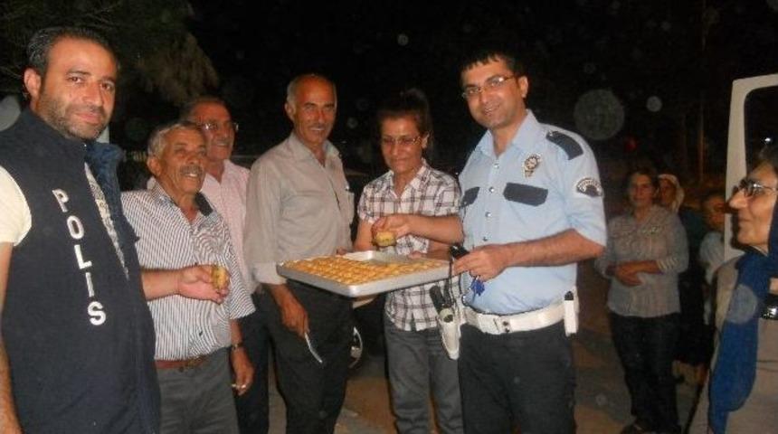 Vatandaştan Polise Baklava İkramı