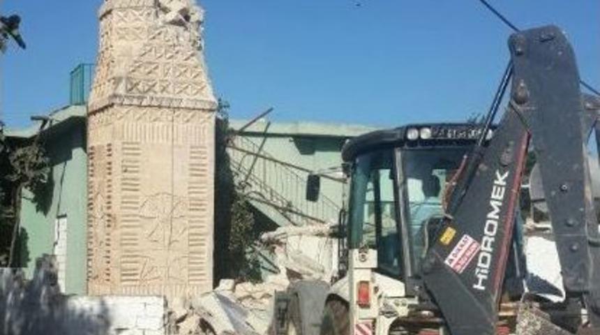 Fırtına Camilerin Minarelerini Yıktı